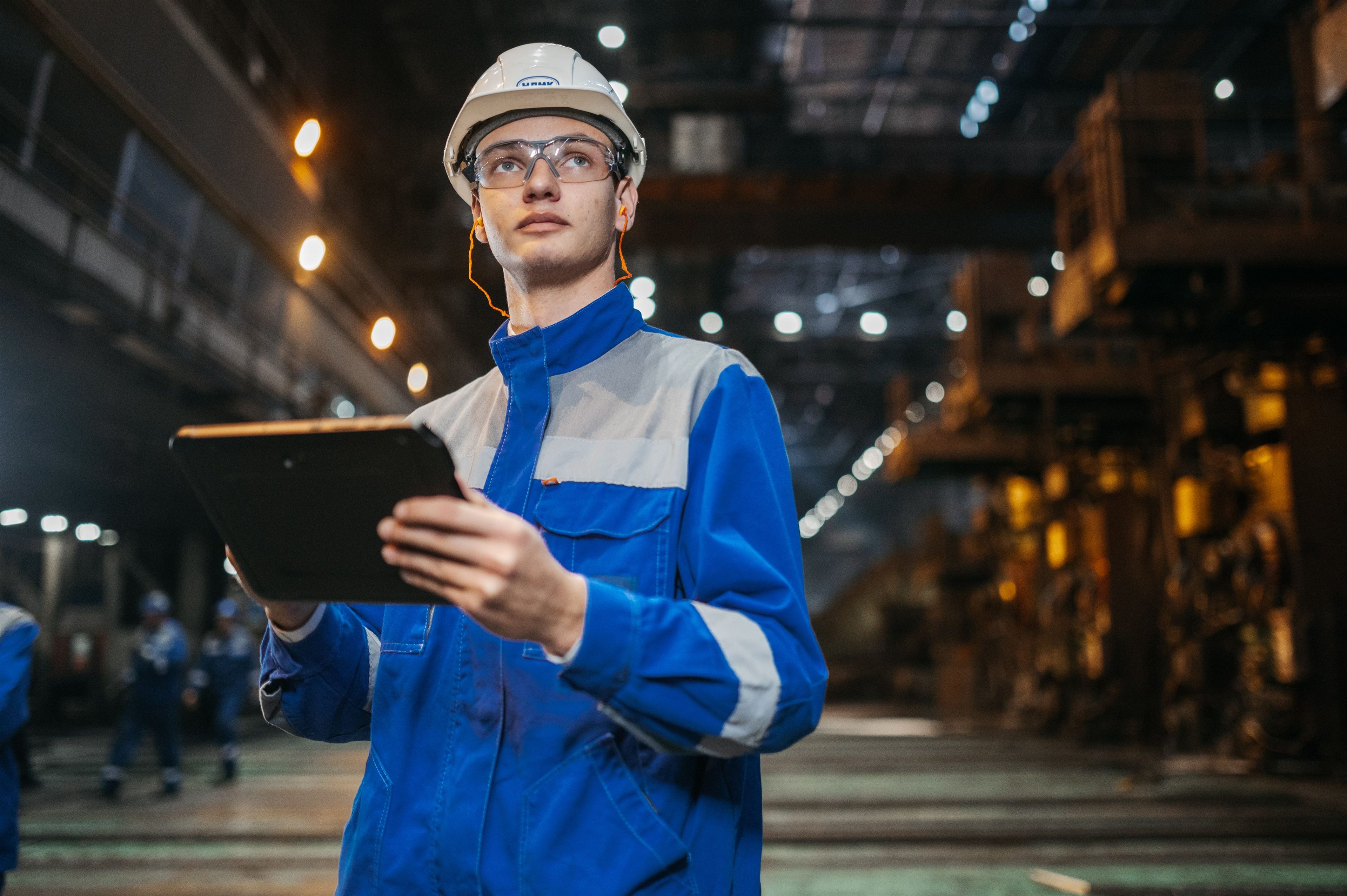 Ingeniero con tablet en una planta industrial
